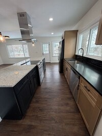 Building Photo - Beautifully Renovated 3/2 in Huge Lot