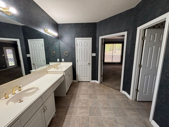 Building Photo - Beautiful 4BR 3.5BA Home w/ 3 Car Garage • Patio & Yard • 3 living areas in Grapevine