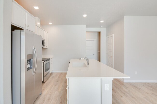 Building Photo - This 3 bedroom/2.5 bath townhome is ready for you!