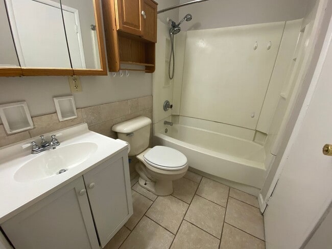 Building Photo - 845 Middle Dr