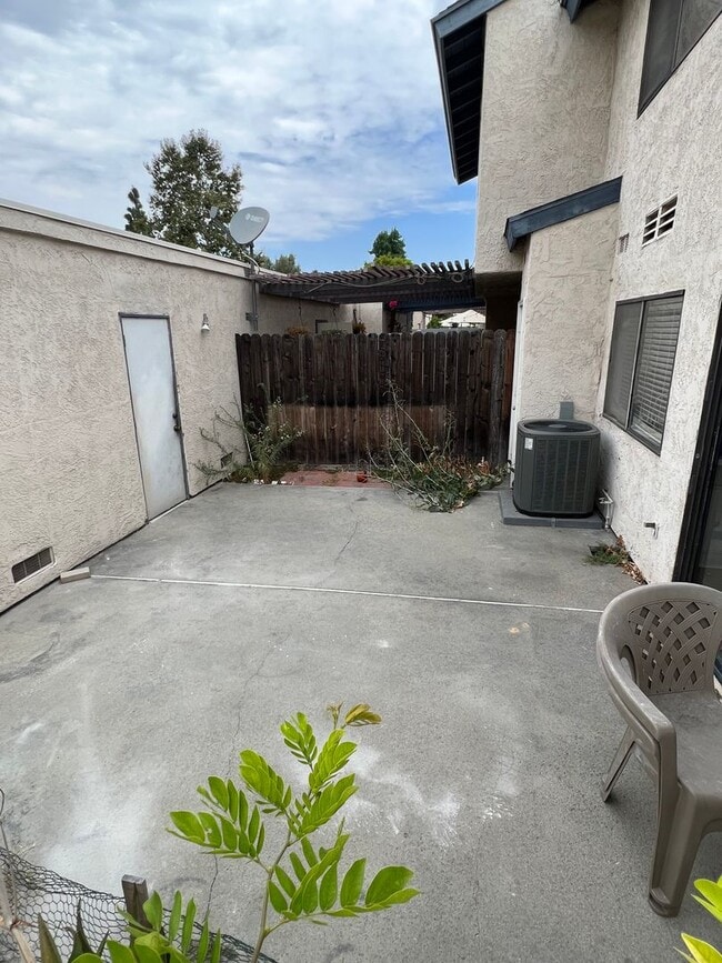 Building Photo - Charming 4 Bed 3 Bath Brea Townhome with P...