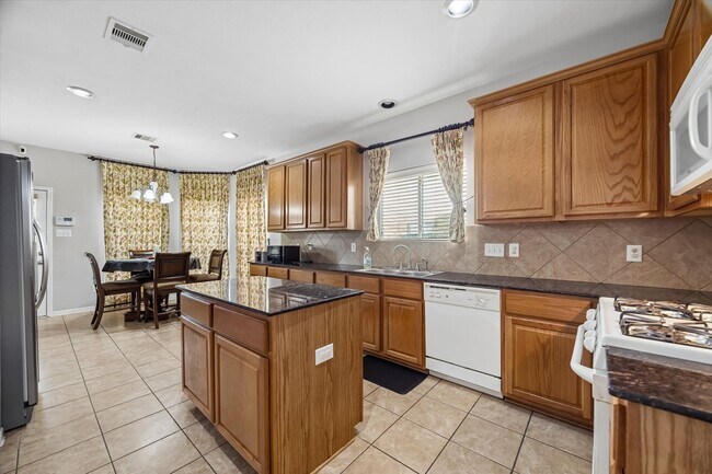 Building Photo - 21702 Cozy Hollow Ln