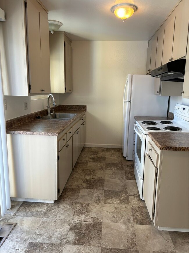 Building Photo - 2 bedroom ~1 bath ~ 1 car Garage!!