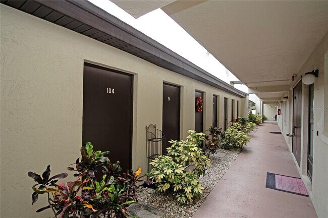 Building Photo - 1100 E Bay Dr