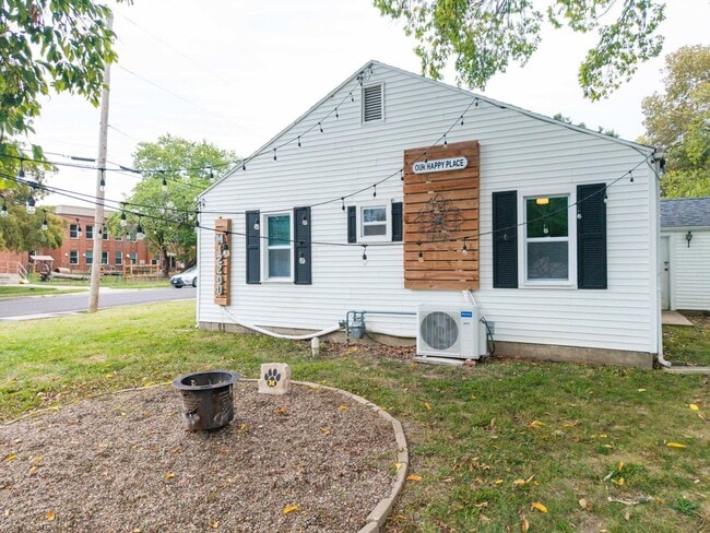 Building Photo - Adorable Cape Cod Charmer Available For Rent!