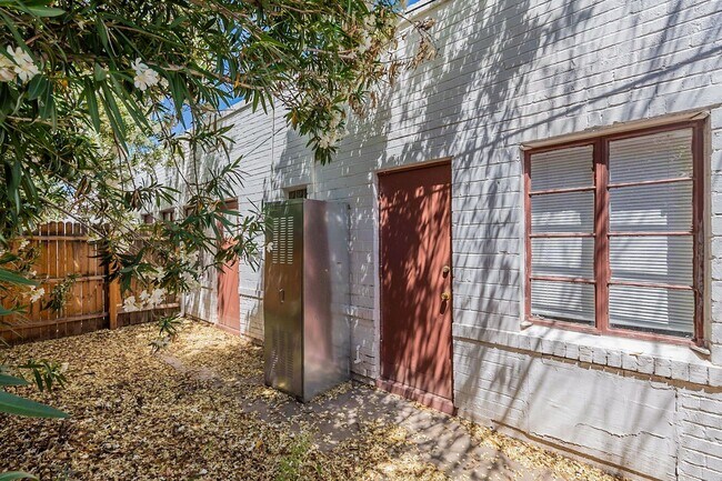 Building Photo - 928 W McDowell Rd