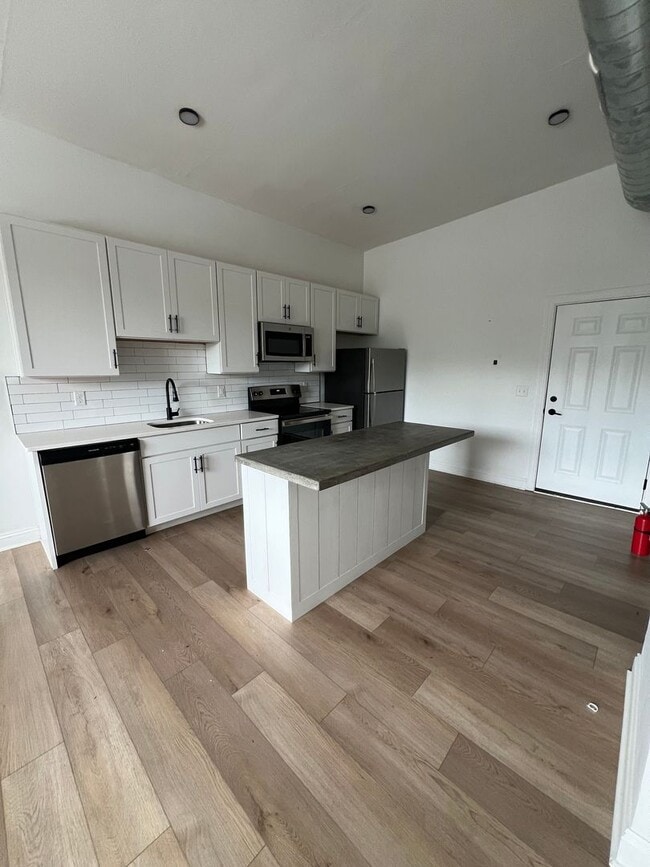 Building Photo - Amazing VIEWS! - Available May 15th