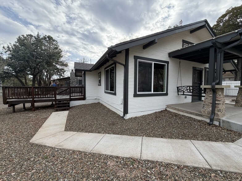 Building Photo - 703 Country Club Dr