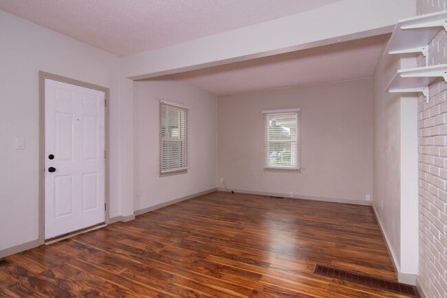 Building Photo - Cute  Craftsman home on locate on Spokane'...