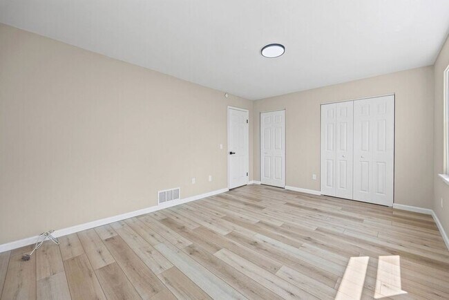 Building Photo - 14 Elm St