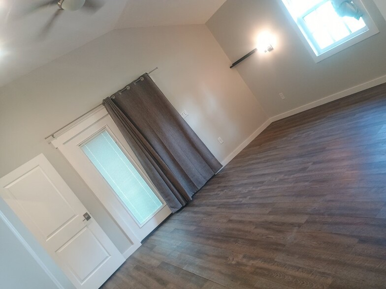 Building Photo - 505 1st St