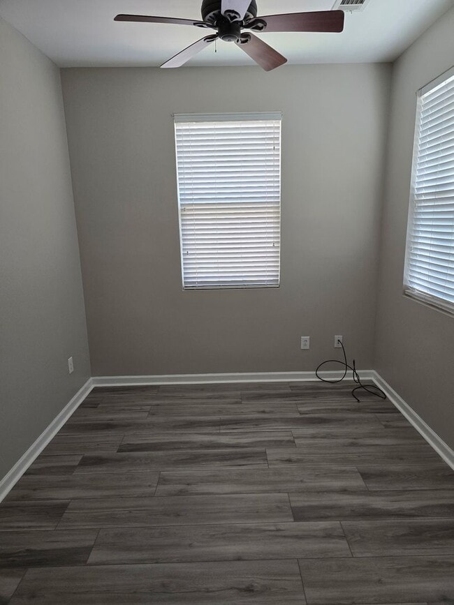 Building Photo - Beautiful 3 bed 2.5 bath available in Rive...