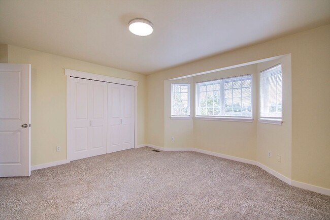 Building Photo - 3Bd/2.5Ba Lynnwood Duplex