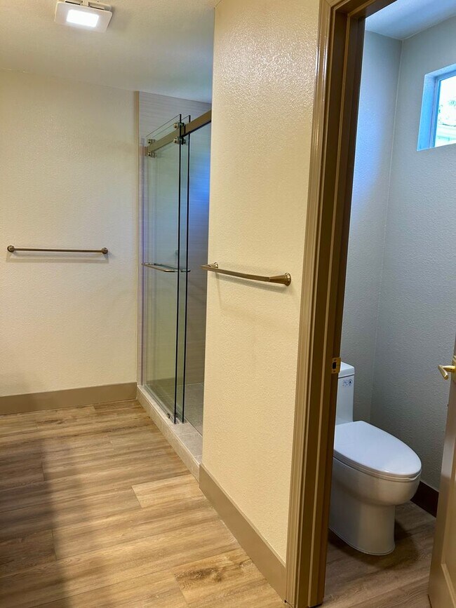 Building Photo - Remodeled and Comfortable Townhome
