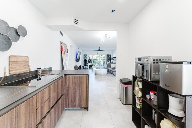 Building Photo - 800 E Camino Real