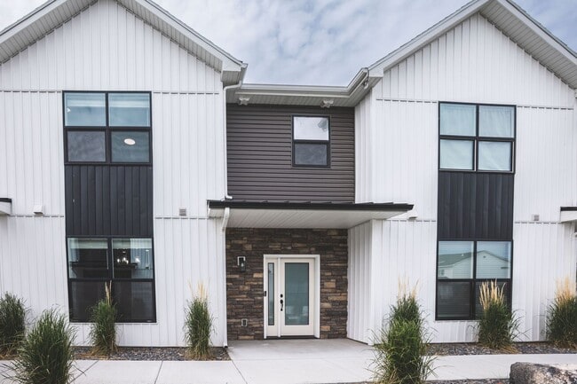 Building Photo - MODERN 4 BED 3 BATH TOWNHOME IN SUGAR CITY