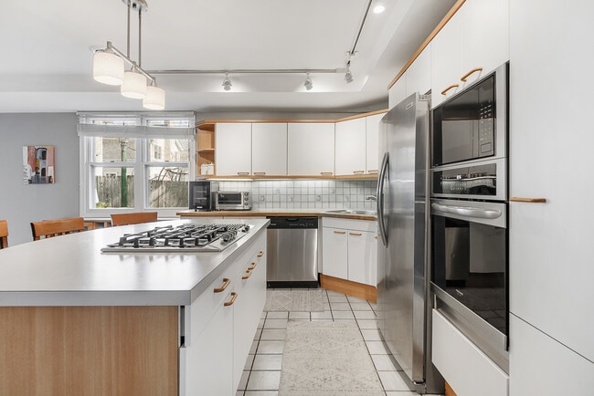 Building Photo - 515 Maple Ave