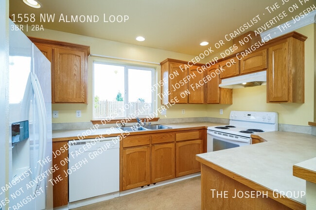 Building Photo - 1558 NW Almond Loop