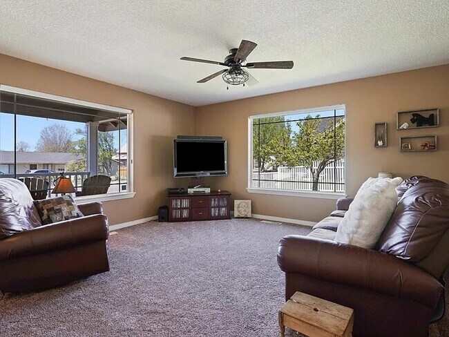 Building Photo - Spacious Prineville Home with Large Backyard!