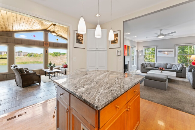 Building Photo - 566 W Bridge View Ct