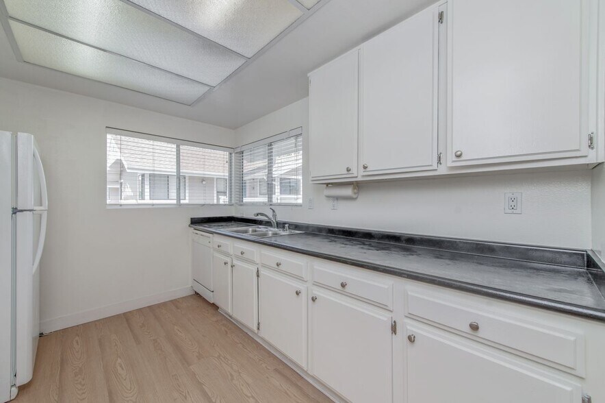 Building Photo - 165 Tarocco