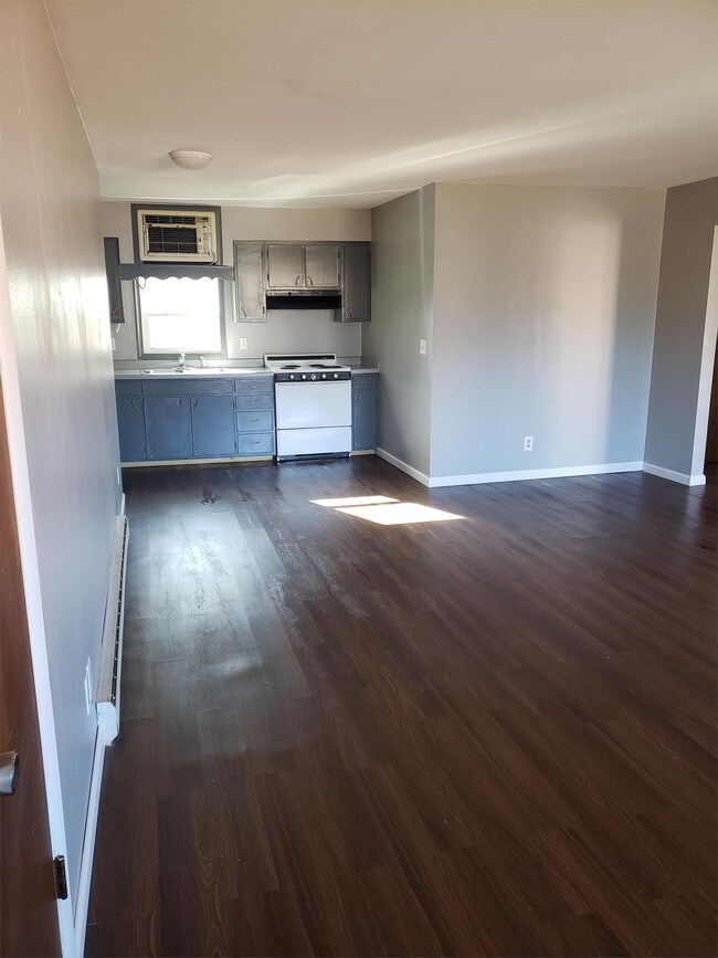 Building Photo - 305 N Robinson Cir