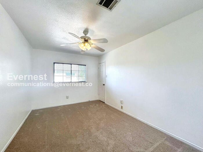 Building Photo - 1401 Balsam Way