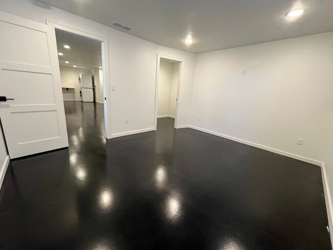 Building Photo - 4 Bed/3.5 Bath with 4 Stall Heated Garage!