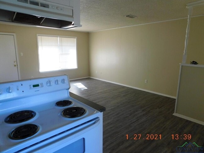 Building Photo - 605 Circle Dr