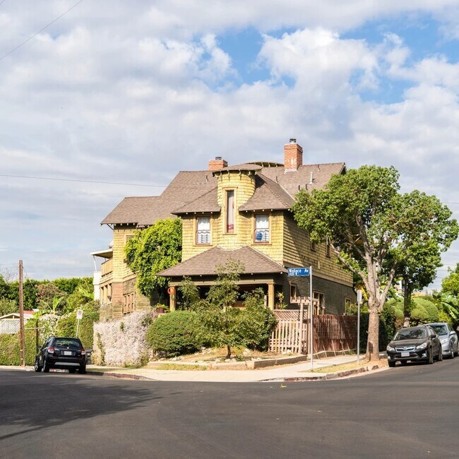 Building Photo - 850 Laveta Ter