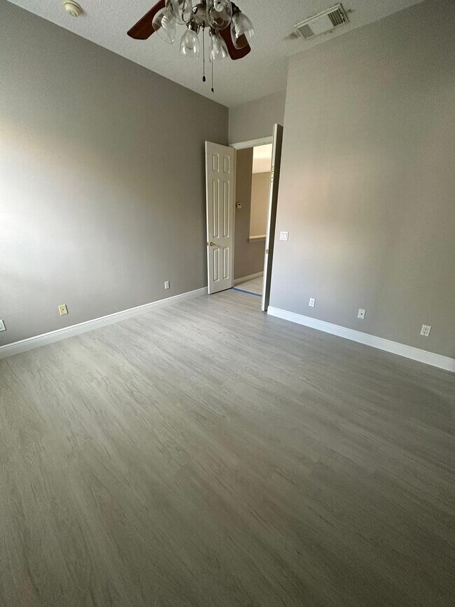 Building Photo - **Beautiful 3/2 home and a prime location!**