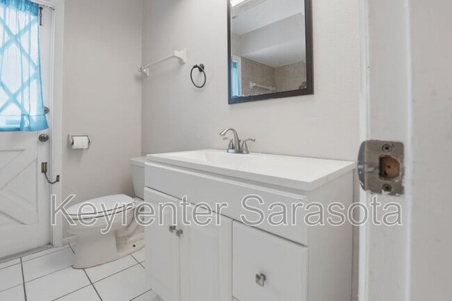 Building Photo - 5645 N Tuttle Ave