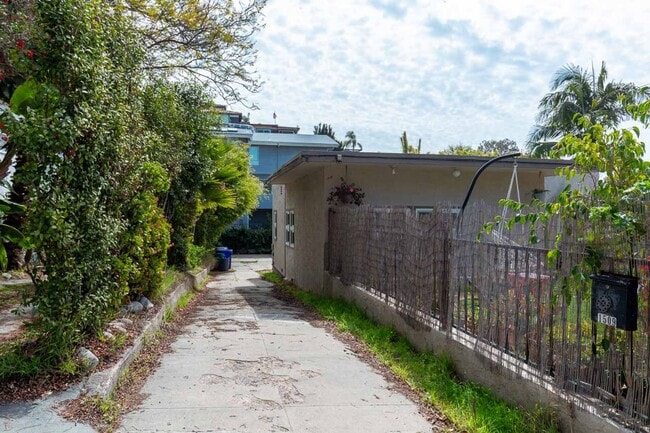 Building Photo - 1 Bedroom Home in South Mission Hills, San Diego