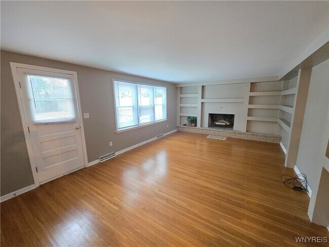 Building Photo - 161 Foxpoint W