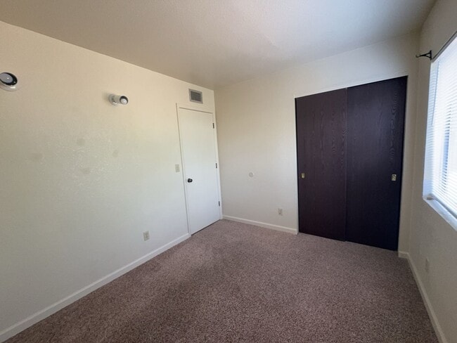 Building Photo - Spacious condo! Includes washer & dryer