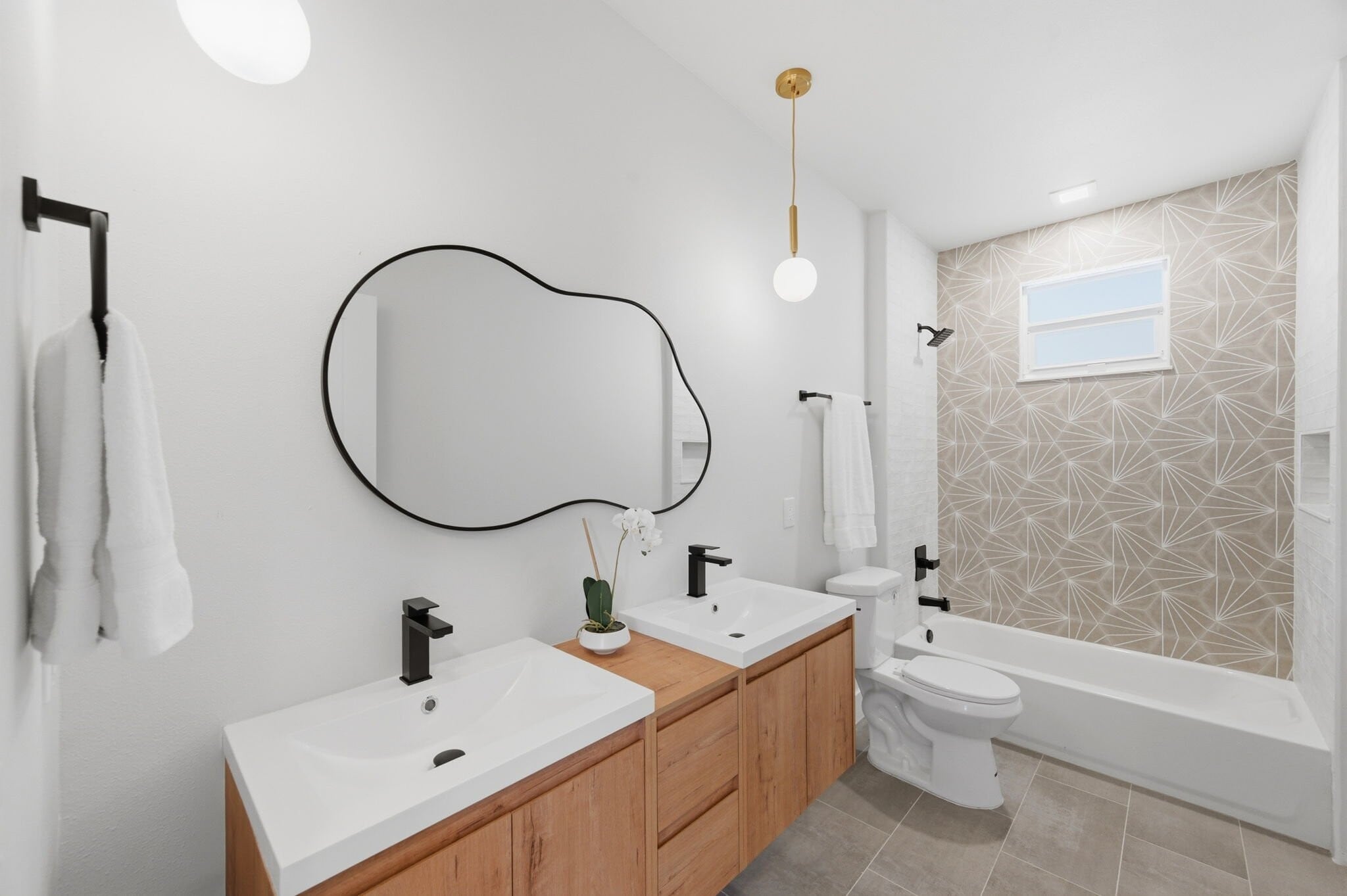 Building Photo - 309 E Selma Ave