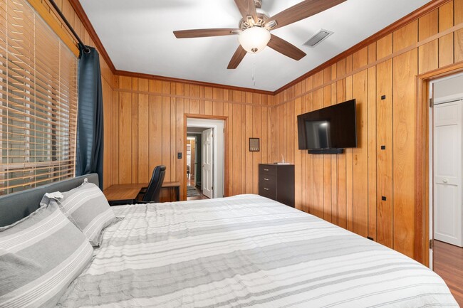 Building Photo - 2222 W University Ave