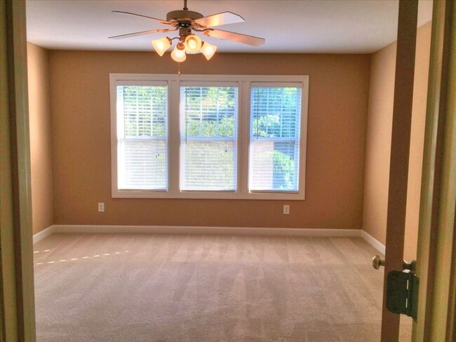 Building Photo - Beautiful 3 Bedroom / 2.5 Bathroom Townhome - Available End of June!