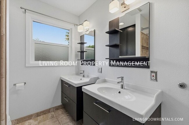 Building Photo - 6025 NE 14th Ave