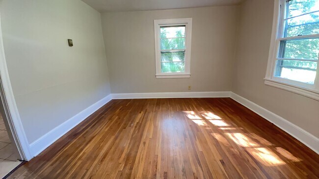 Building Photo - Spacious 2 Bedroom/1 Bath Home