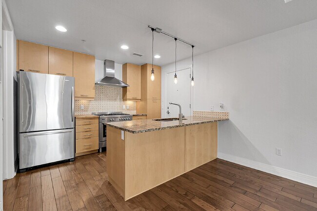 Building Photo - $2,395.00, Spacious Loft, 1.5 bath in Jeff...