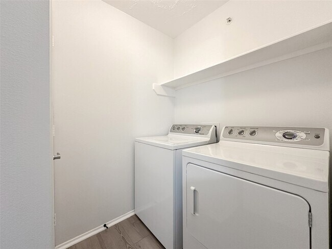 Building Photo - 8051 Bay Branch Dr