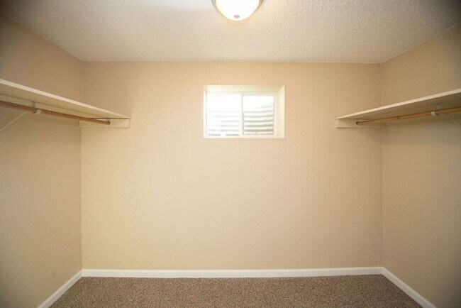 Building Photo - Great 4 bedroom Ranch style home!