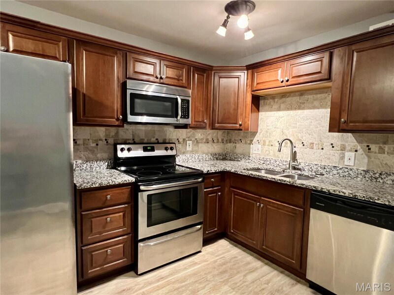 Building Photo - 6990 Colonial Woods Dr