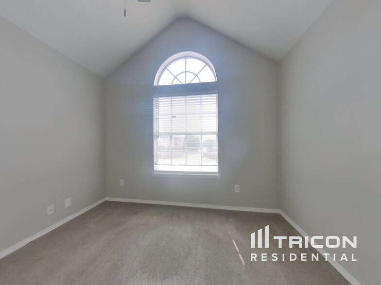 Building Photo - 589 Continental Dr