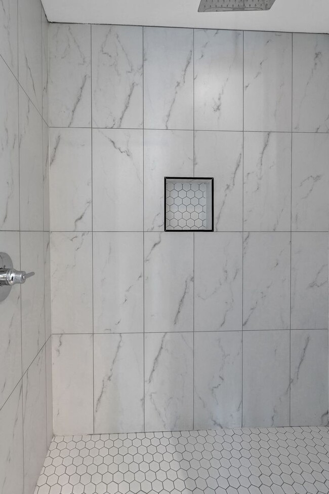 Building Photo - Modern Living In East Nashville!