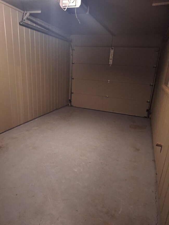Building Photo - Spacious 3 bedroom, 2 bath