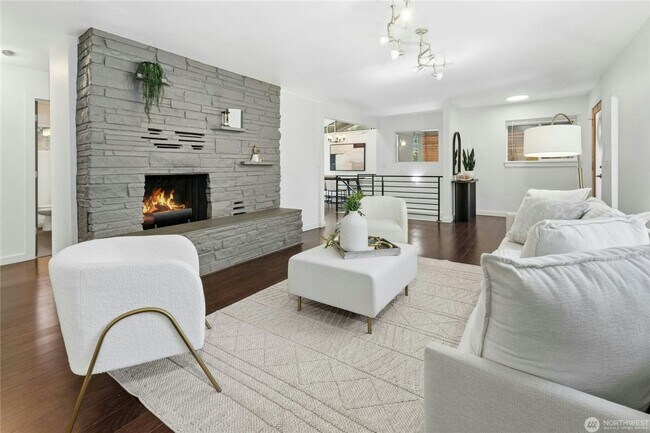 Building Photo - Spacious Richmond Highlands Retreat with Modern Updates & Flexible Living