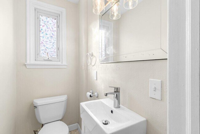 Building Photo - 2063 Inchcliff Rd