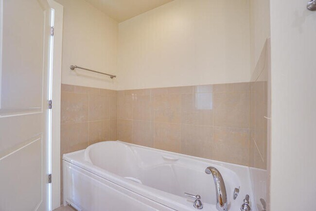 Building Photo - BEAUTIFUL TWO BEDROOM CONDO DOWNTOWN VANCOUVER